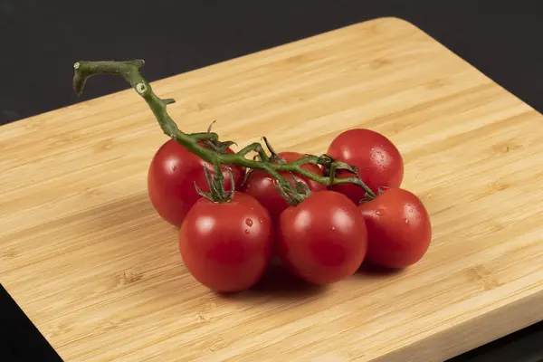 Racimo de tomate pequeño — Foto de Stock