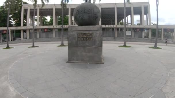 巴西里约热内卢 2019年11月21日 贝拉尼雕像举起朱利叶杯 双手托着头 是巴西足球在马拉干体育场入口处的标志之一 — 图库视频影像