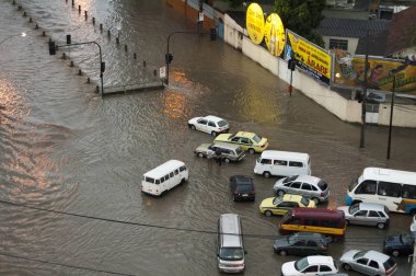 Rio de Janeiro 'daki Joana Nehri' nde sel bir binanın tepesinden görüldü; Rio de Janeiro, Brezilya