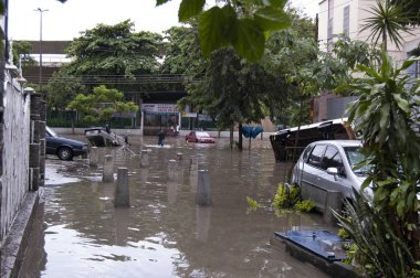 Rio de Janeiro 'daki Joana Nehri' nde sel bir binanın tepesinden görüldü; Rio de Janeiro, Brezilya