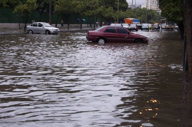 Rio de Janeiro 'daki Joana Nehri' ni sel bastı. Sel ile ilgili problemleri olan yerler, suyun istila edildiği garajlar ve apartmanlar; Rio de Janeiro, Brasil