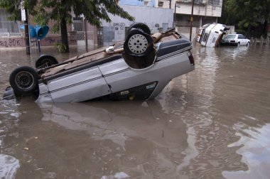 Rio de Janeiro 'daki Joana Nehri' ni sel bastı. Sel ile ilgili problemleri olan yerler, suyun istila edildiği garajlar ve apartmanlar; Rio de Janeiro, Brasil