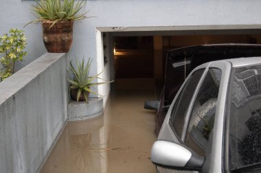 Rio de Janeiro 'daki Joana Nehri' ni sel bastı. Sel ile ilgili problemleri olan yerler, suyun istila edildiği garajlar ve apartmanlar; Rio de Janeiro, Brasil