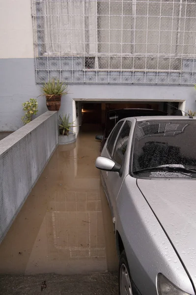 リオデジャネイロのジョアナ川で洪水が発生しました水が侵入したガレージやアパートで 洪水に問題があった場所 リオデジャネイロ ブラジル — ストック写真