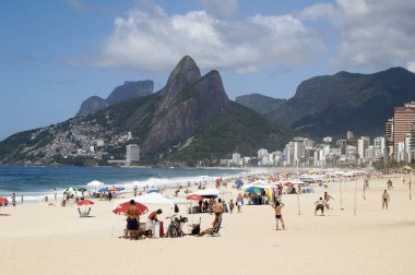 Rio, Brezilya - 27 Kasım 2005: Ipanema plajı, gökyüzünde bazı bulutlarla gün içinde dünya çapında tanınıyor