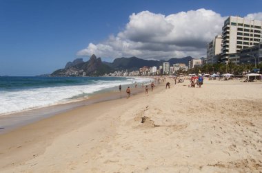 Rio, Brezilya - 27 Kasım 2005: Ipanema plajı, gökyüzünde bazı bulutlarla gün içinde dünya çapında tanınıyor