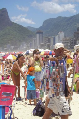 Rio, Brezilya - Aralık 04, 2005: Güneşli bir günde Ipanema plajında güneşlenirler