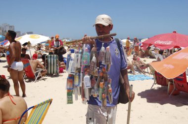Rio, Brezilya - Aralık 04, 2005: Güneşli bir günde Ipanema plajında güneşlenirler