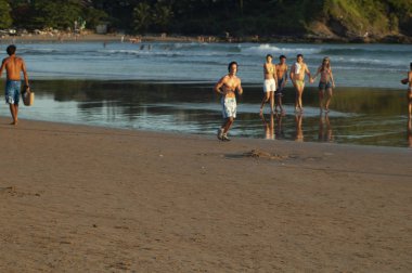 Armacao de Buzios, Brezilya - 29 Aralık 2005: Geriba sahilinde sabah, Rio de Janeiro eyaletinin kıyısında önemli bir yaz noktası.