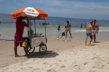 Rio de Janeiro, Brezilya - 31 Aralık 2005: Banyo Ipanema Plajı 'nda yaz gününün tadını çıkar