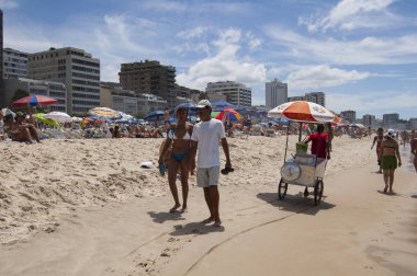 Rio de Janeiro, Brezilya - 31 Aralık 2005: Banyo Ipanema Plajı 'nda yaz gününün tadını çıkar