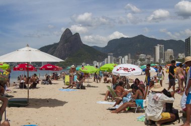 Rio de Janeiro, Brezilya - 31 Aralık 2005: Banyo Ipanema Plajı 'nda yaz gününün tadını çıkar