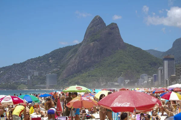 Rio Brazil December 2005 Sunbathers Ipanema Beach Very Sunny Day — 스톡 사진