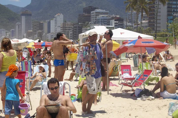 Rio Brezilya Aralık 2005 Güneşli Bir Günde Ipanema Plajında Güneşlenirler — Stok fotoğraf