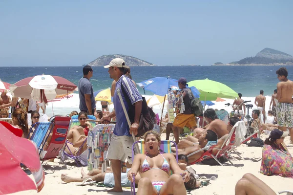Rio Brasile Dicembre 2005 Prendere Sole Sulla Spiaggia Ipanema Una — Foto Stock