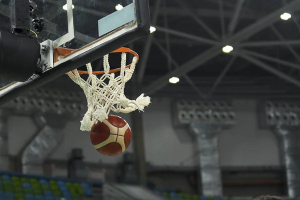 Basketbal vstupuje do ringu a padá přes síť — Stock fotografie
