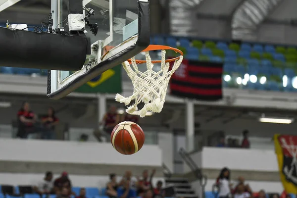 Basketbol topu ringe giriyor ve ağdan düşüyor.