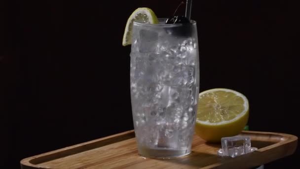 Tom Collins Cocktail Svart Bakgrund Miljövänlig Metallhalm Rotera Video — Stockvideo