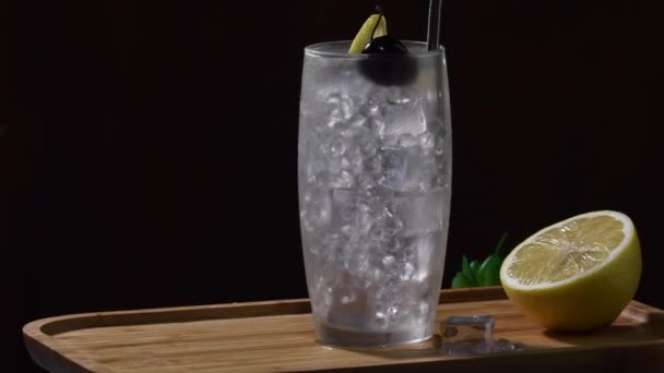 Tom Collins Koktejl Černém Pozadí Ekologicky Šetrná Kovová Sláma Otočit — Stock video