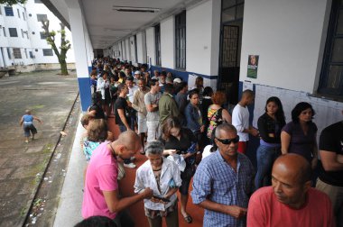 Koridorda uzun kuyruklar var.