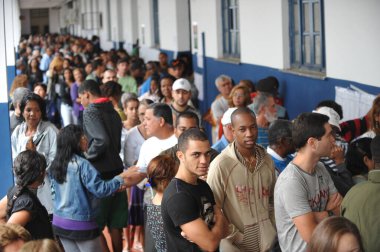 Koridorda uzun kuyruklar var.