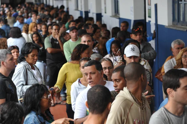 Largas colas en los pasillos — Foto de Stock