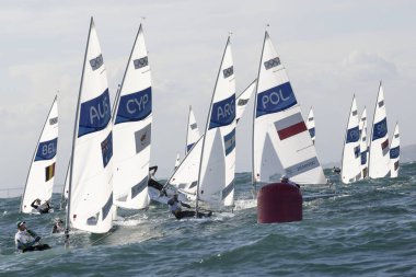 Rio, Brezilya - 12 Ağustos 2016: Tom Burton (Aus) Rio 2016 Olimpiyat Oyunları sırasında Guanabara Körfezi, Marina da Gloria 'da düzenlenen Laser Men kategorisinde