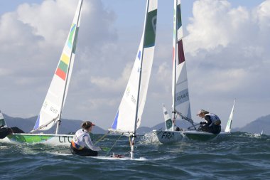 Rio, Brezilya - 12 Ağustos 2016: Rio 2016 Olimpiyat Oyunları sırasında Marina da Gloria, Guanabara Körfezi 'nde düzenlenen Laser Kadınlar kategorisinde Mathilde de de Kerangat (Fra)