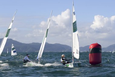 Rio, Brezilya - 12 Ağustos 2016: Rio 2016 Olimpiyat Oyunları sırasında Marina da Gloria, Guanabara Körfezi 'nde düzenlenen Laser Kadınlar kategorisinde Mathilde de de Kerangat (Fra)