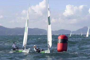 Rio, Brezilya - 12 Ağustos 2016: Rio 2016 Olimpiyat Oyunları sırasında Marina da Gloria, Guanabara Körfezi 'nde düzenlenen Laser Kadınlar kategorisinde Mathilde de de Kerangat (Fra)