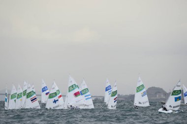 Rio, Brezilya - 12 Ağustos 2016: Rio 2016 Olimpiyat Oyunları sırasında Guanabara Körfezi, Marina da Gloria 'da düzenlenen Laser Kadınlar kategorisine başlayın