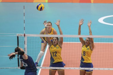 Rio, Brezilya - Ağustos 06, 2016: Brezilya (Kor) voleybol maçında Pereira Natalia (Bra) - Kore (Kor) - Maracanazinho Olimpiyatları 'nda grup safhasında