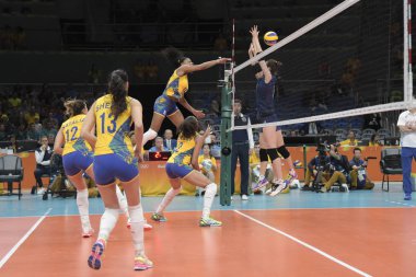 Rio, Brezilya - Ağustos 06, 2016: Brezilya voleybol maçı (Bra) - Kore (Kor) - Maracanazinho Olimpiyatları 'nda grup safhasında Rio 2016