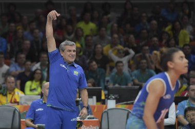 Rio, Brezilya - Ağustos 06, 2016: Brezilya (Sütyen) voleybol maçında Koç Jose Roberto Guimaraes (Sütyen) - Kore (Kor) - Maracanazinho Olimpiyatları 'nda grup aşamasında Rio 2016