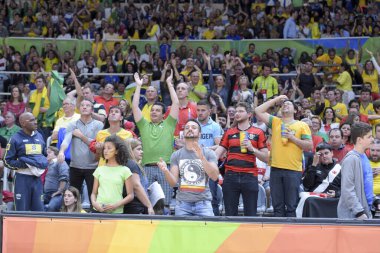 Rio, Brezilya - Ağustos 06, 2016: Brezilya voleybol maçı (Bra) - Kore (Kor) maçında taraftarlar Rio 2016 Olimpiyatları 'nda grup safhasında