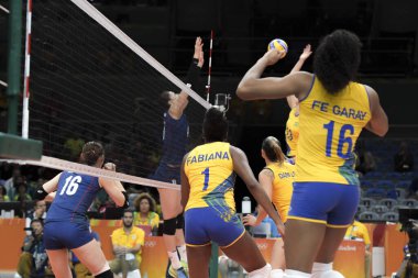 Rio, Brezilya - Ağustos 06, 2016: Brezilya voleybol maçı (Bra) - Kore (Kor) - Maracanazinho Olimpiyatları 'nda grup safhasında Rio 2016