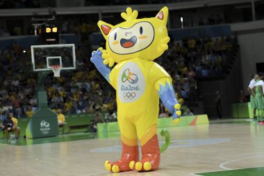 Rio, Brezilya - 13 Ağustos 2016: Rio 2016 Olimpiyatları 'nda Brezilya (Bra) Arena Carioca 1' de Arg 'a karşı basketbol maçında maskot