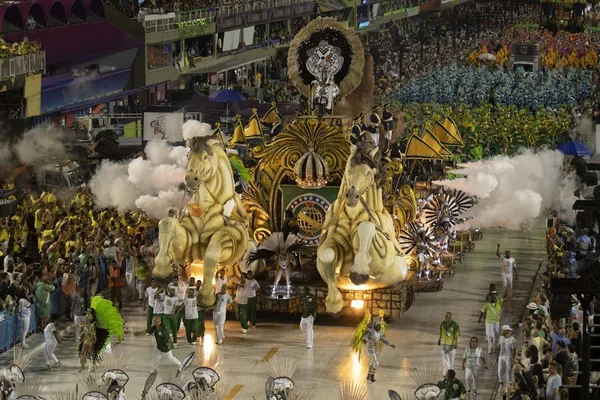 Rio, Brezilya - 21 Şubat 2020: Samba School Academicos do Cubango 'nun Marques de Sapucai Sambodromo' daki geçit töreni