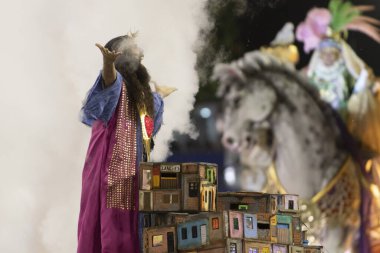 Rio, Brezilya - 23 Şubat 2020: Samba okulu Mangueira 'nın Marques de Sapucai Sambodromo' daki geçit töreni. Fahri Komite