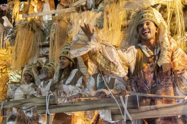 Rio, Brezilya - 23 Şubat 2020: Samba okulu Mangueira 'nın Marques de Sapucai Sambodromo' daki geçit töreni