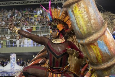 Rio, Brezilya - 23 Şubat 2020: Samba okulu Grande Rio 'nun Marques de Sapucai Sambodromo' da geçit töreni. Fahri Komite