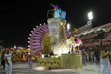 Rio, Brezilya - 23 Şubat 2020: Samba okulu Grande Rio 'nun Marques de Sapucai Sambodromo' da geçit töreni