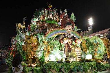 Rio, Brezilya - 23 Şubat 2020: Samba okulu Grande Rio 'nun Marques de Sapucai Sambodromo' da geçit töreni
