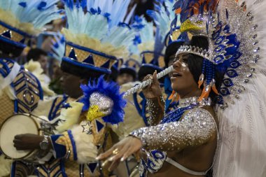 Rio, Brezilya - 23 Şubat 2020: Samba okulu Portela 'nın geçit töreni, Marques de Sapucai Sambodromo' da. Perküsyon Kraliçesi Bianca Monteiro