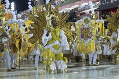 Rio, Brezilya - 24 Şubat 2020: Samba okulu Sao Clemente 'nin Marques de Sapucai Sambodromo' daki geçit töreni