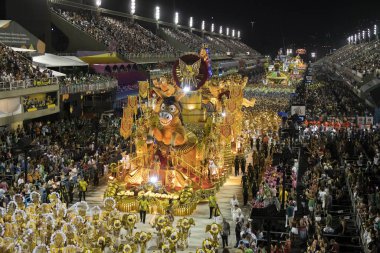 Rio, Brezilya - 24 Şubat 2020: Samba okulu Sao Clemente 'nin Marques de Sapucai Sambodromo' daki geçit töreni
