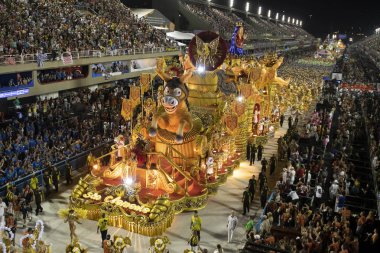 Rio, Brezilya - 24 Şubat 2020: Samba okulu Sao Clemente 'nin Marques de Sapucai Sambodromo' daki geçit töreni