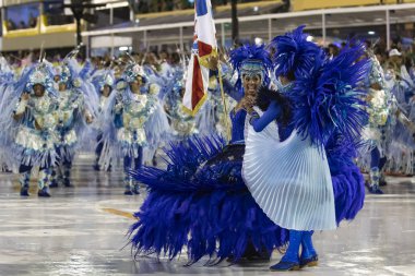 Rio, Brezilya - 21 Şubat 2020: Samba Okulu Vigario Geral üyesi Jefferson Gomes ve Paulinha Penteado çifti, Rio de Janeiro 'daki Karnaval' da düzenlenen giriş grubu geçit töreninin ilk günü