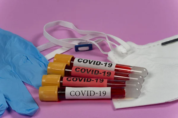 带有血的真空管和粉红底色识别码上的Covid 19字 — 图库照片