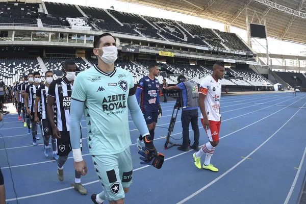 Rio, Brezilya - 15 Mart 2020: oyuncular Covid-19 'a Nilton Santos Stadyumu' nda Carioca Şampiyonası 'nda oynanan Botafogo ve Bangu maçında maske takarak sahaya girdiler.